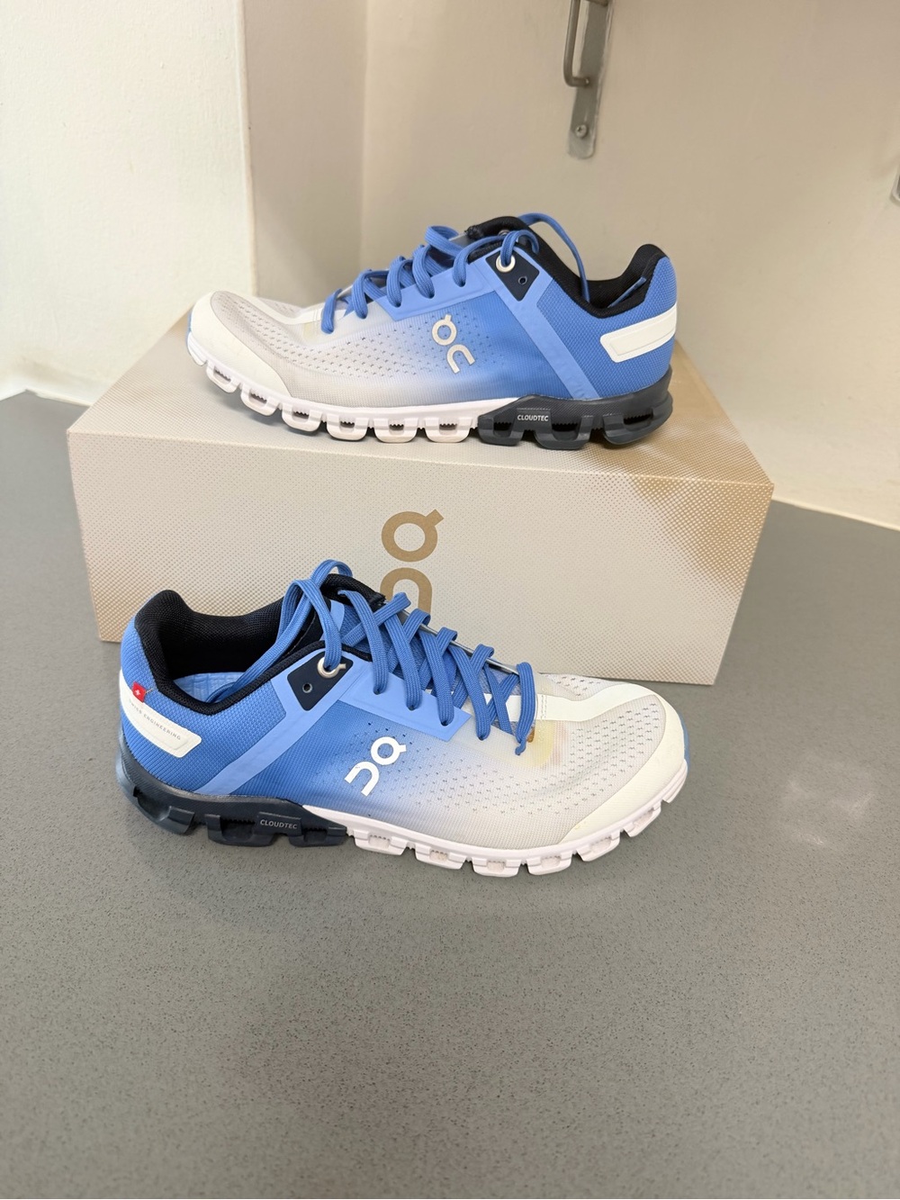 On Running Cloudflow women’s Running Shoes in Blue/White size 7 comfortable